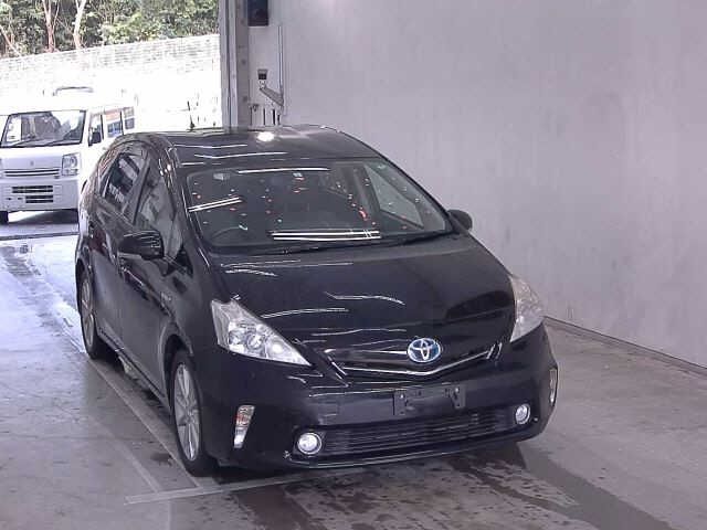 1555 Toyota Prius alpha ZVW41W 2011 г. (JU Okinawa)